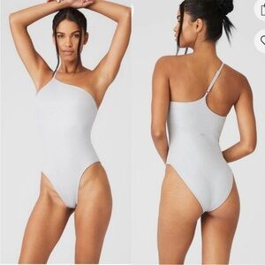 ALO Yoga Alosoft Ribbed Shimmer Plie Bodysuit Light Grey iridescent XS NWT